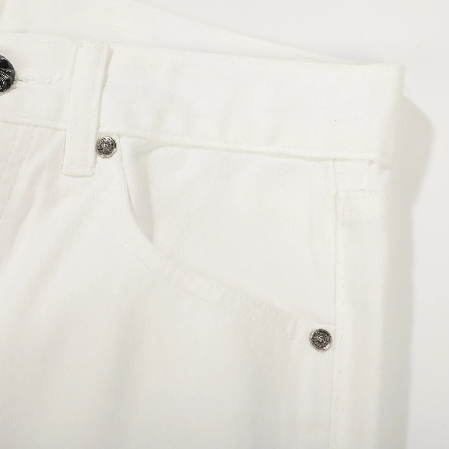 P230 💰 (Top version) Chrome Hearts/Chrome Hearts Classic white leopard print series colored leather cross washed color fabric unisex denim trousers Vibe style straight stacked god-level version Carbon fine bias denim color fabric Old vintage full set of hardware - Chrome Hearts white cow series The high version uses high-ounce custom fabrics, fermentation washing and soft color fixation, soft and thick to wear. The details are all made by hand-polished craftsmanship. Full-print jacquard fabric Unique design style. Through multiple processes to create a full retro feel. Unique niche non-contrast shirt. Customized distressed spray-painted buttons. Craftsmanship in every detail. Color: white leopard print. Size: 28-30-32-34 (corresponding to S-M-L-XL).